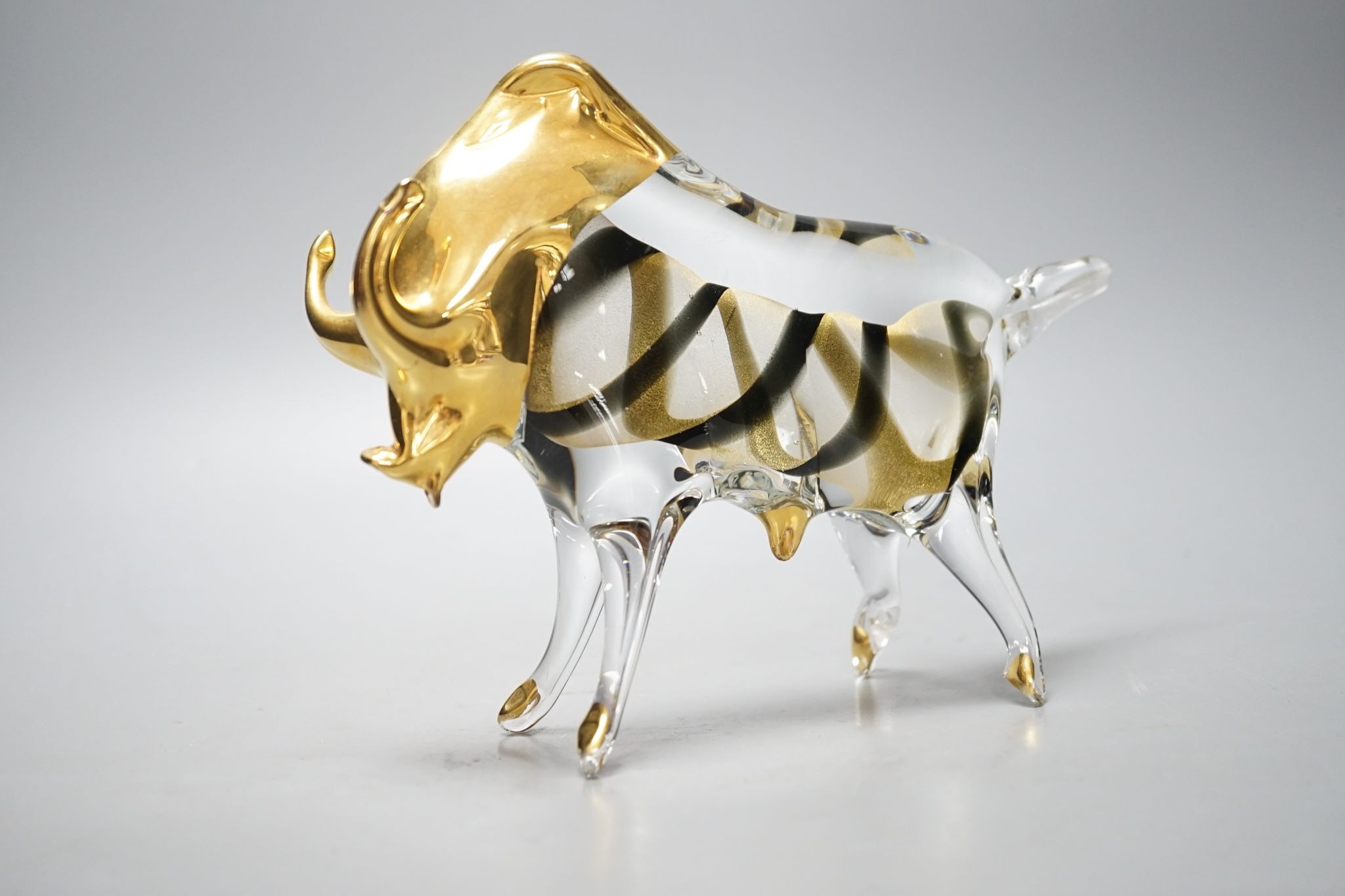 A Murano glass model of a bull, 17.5 cms high x 23 cms wide